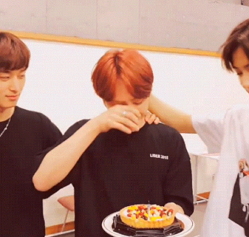 어제자 데뷔 첫 1위하고 눈물쏟는 더보이즈 | 인스티즈