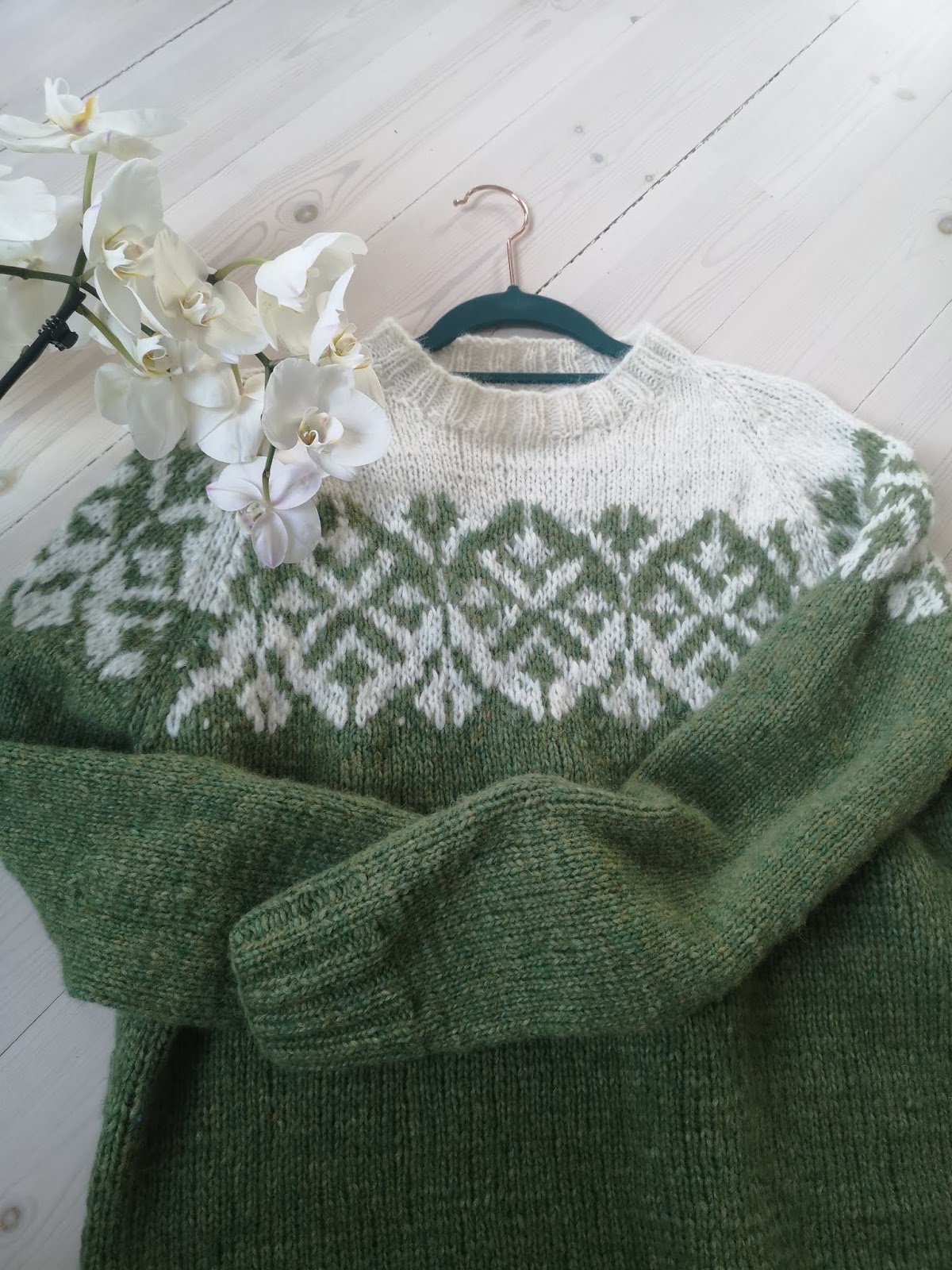 Strikkerne Ny MayaLove genser på pinne 4