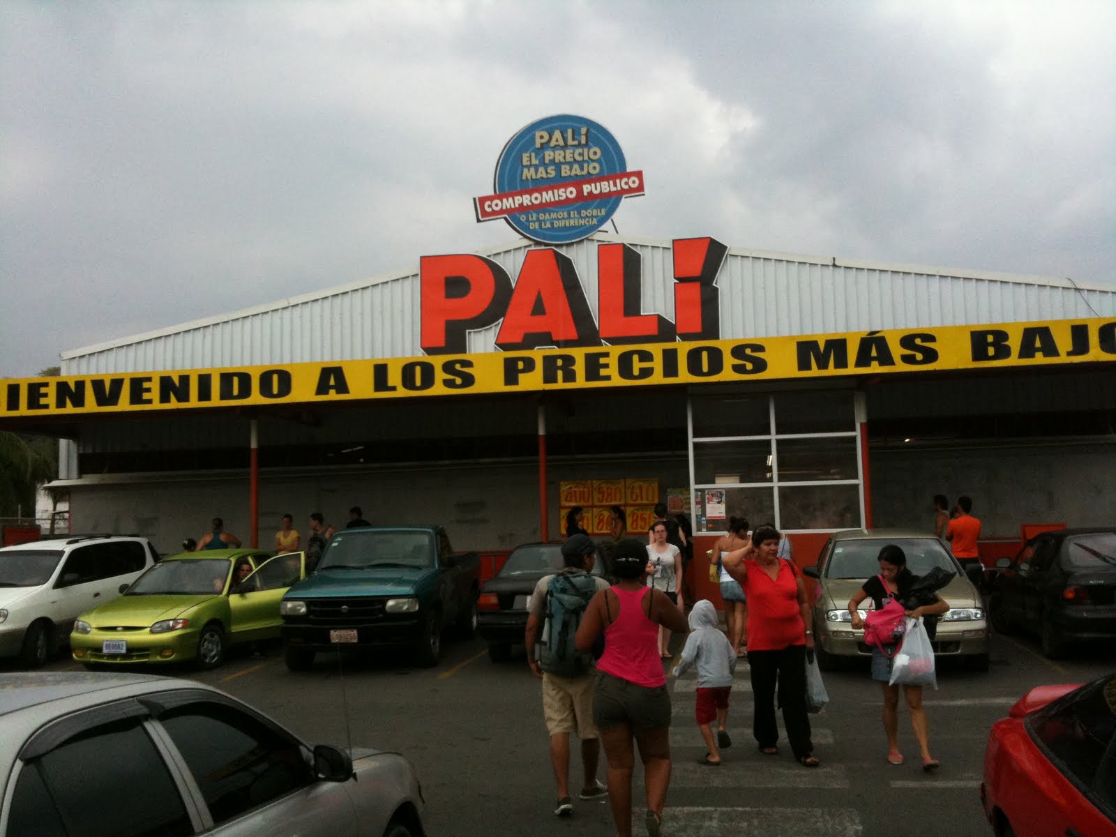 Parker in Costa Rica Quepos Supermercado