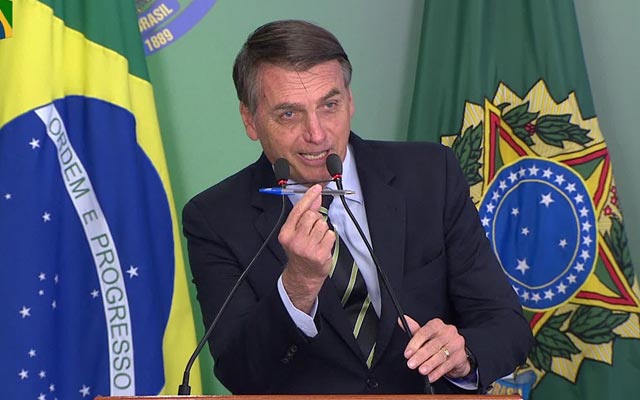 Bolsonaro assina decreto que flexibiliza o porte de armas