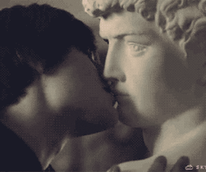 Dominik beijando busto
