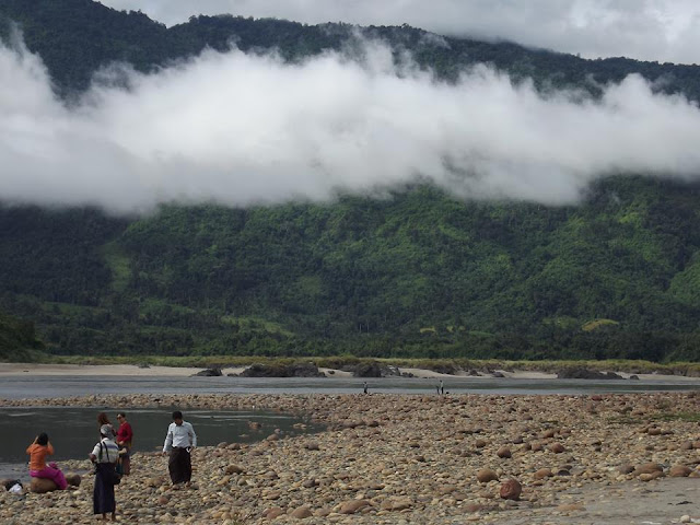 ၿငိမ္းေဝ (ကဗ်ာ့အိုးေဝ) ● မ်က္ကြင္းညိဳ ေမ်ာက္ကေလးတေကာင္၊ သံေယာဇဥ္ ျမစ္ဆံု စာေးသာက္ဆိုင္ႏွင့္ အမ်ိဳးသား ေသြဖည္မႈႀကီးကို ပံုေဖၚၾကည့္မိျခင္း (အပိုင္း – က)