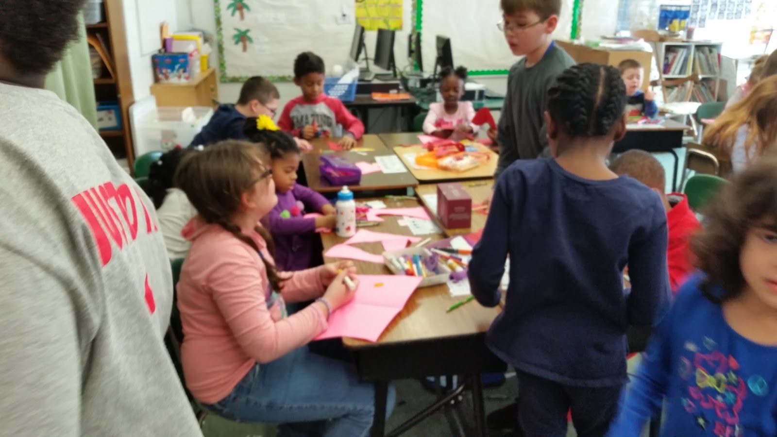 Talking Taylor Schools HOLLAND ELEMENTARY SCHOOL makes cards for veterans