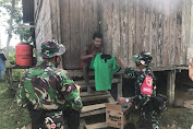 Satgas Yonif 512 Bagikan Pakaian Kepada Masyarakat di Perbatasan Papua