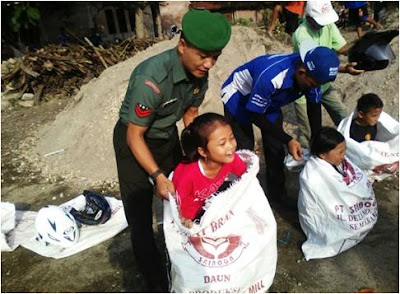 BABINSA KORAMIL SAMBUNGMACAN DAMPINGI WARGA  MEMERIAHKAN HUT KEMERDEKAAN RI