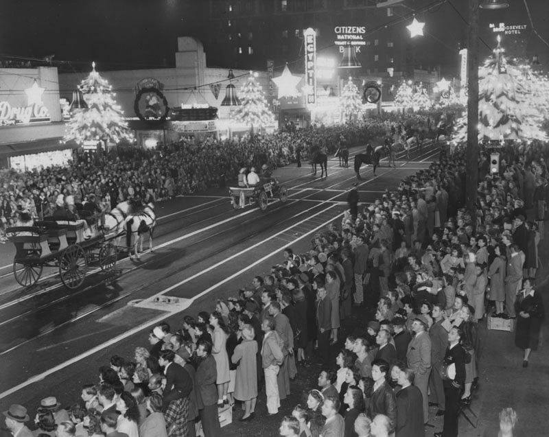 26 Vintage Photographs of of Hollywood Boulevard From 1928 When It Became Santa Claus Lane