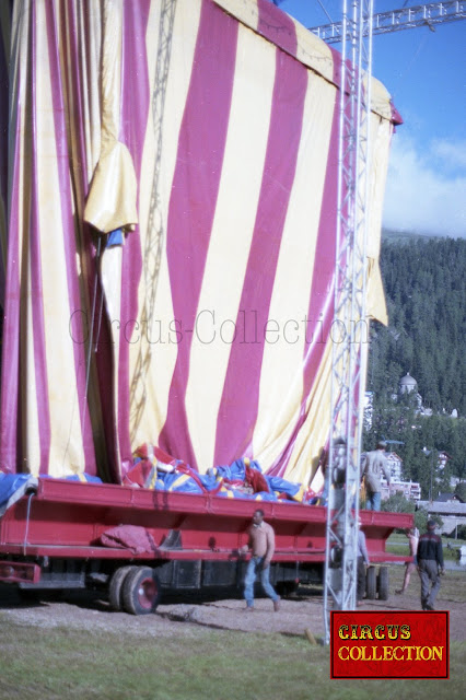 Montage du chapiteau du cirque Nock au bord du lac de Saint-Moritz