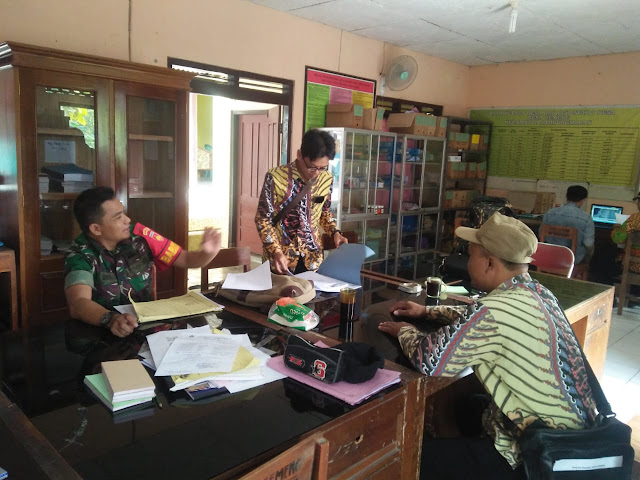 Tingkatkan Sinergitas, Babinsa Cemeng Komsos dengan Perangkat Desa Tingkatkan Sinergitas, Babinsa Cemeng Komsos dengan Perangkat Desa