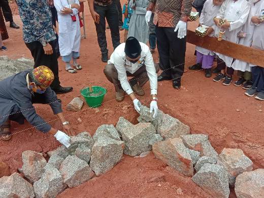 Pjs Sekdakab Natuna Menghadiri Peletakan Batu Pertama Pembangunan Masjid Utsman Bin Affan di Kawasan SDIT Anak Soleh Ranai Pjs Sekdakab Natuna Menghadiri Peletakan Batu Pertama Pembangunan Masjid Utsman Bin Affan di Kawasan SDIT Anak Soleh Ranai