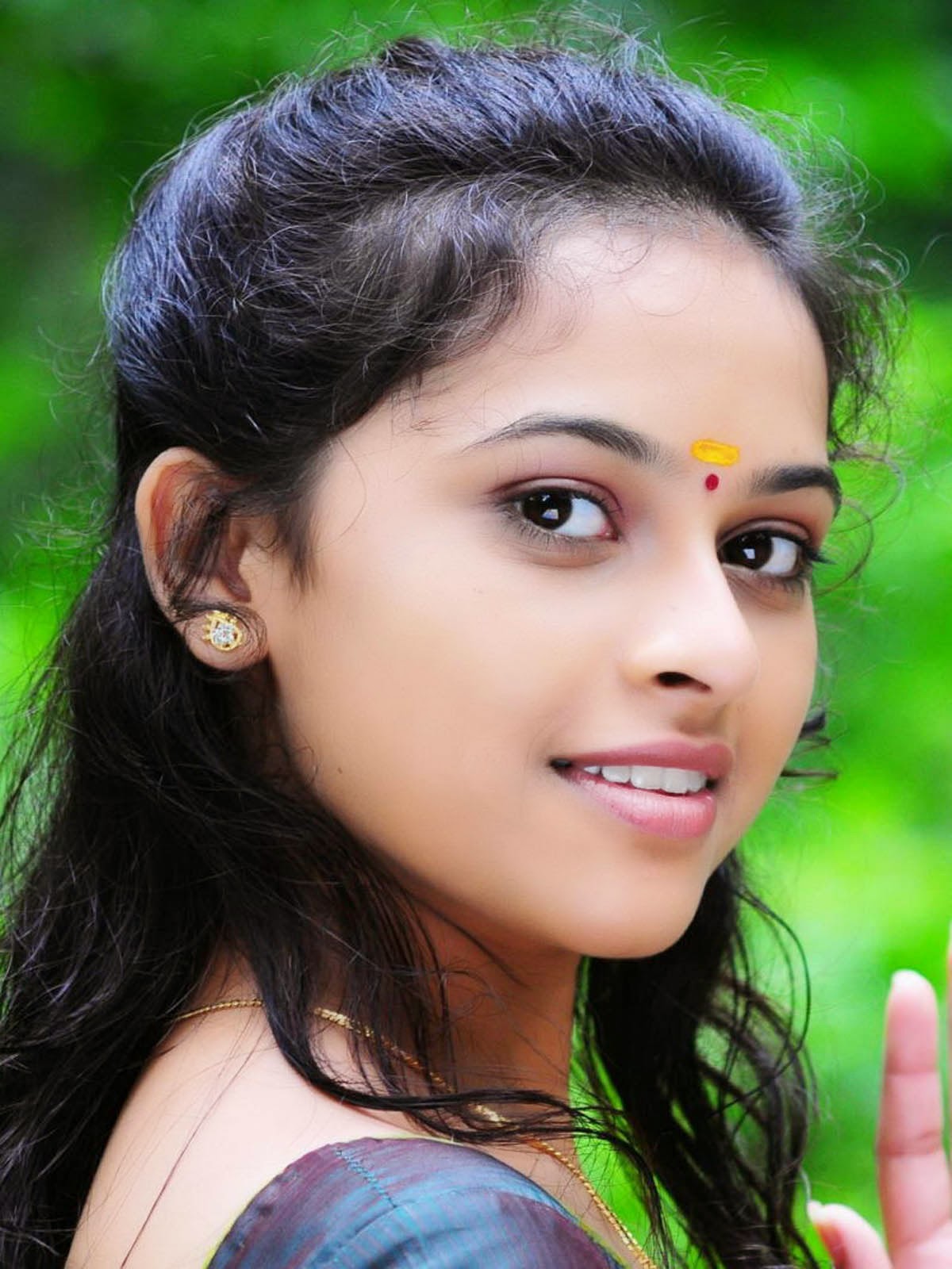 1200px x 1600px - CAP: Sri Divya Hot Looking Stills
