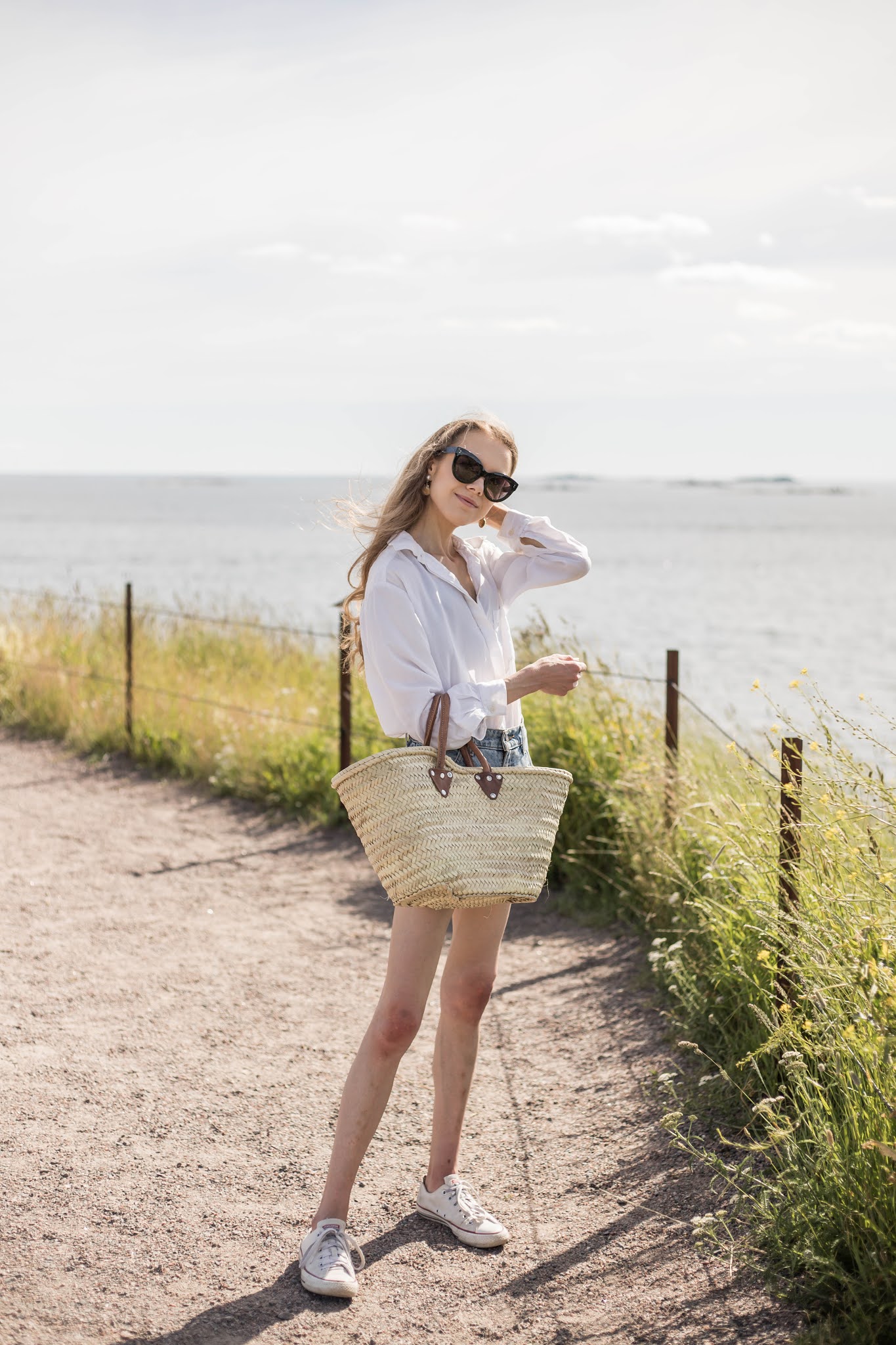 Valkoinen kauluspaita ja Levi's farkkushortsit // White button down shirt and Levi's denim shorts