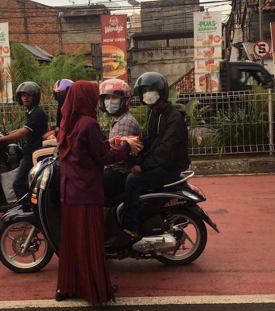 Mahasiswa Farmasi STIKES harapan ibu berbagi takjil 8