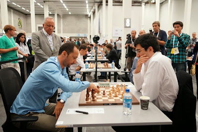 Le Russe Kramnik inflige une cuisante défaite à son adversaire bulgare, Veselin Topalov lors de la ronde 5 - Photo © site officiel