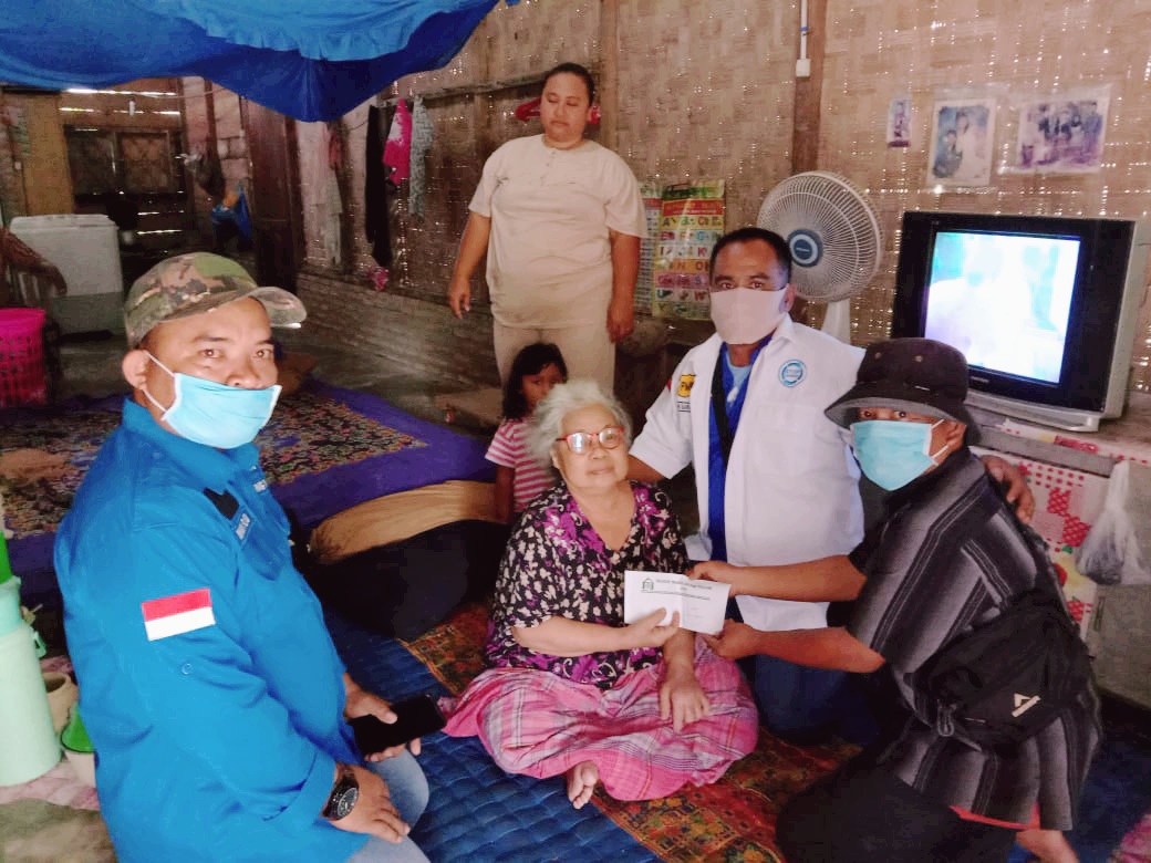 Ketua Karang Taruna dan PMK Batu Bara Bantu Masyarakat Yang Sedang