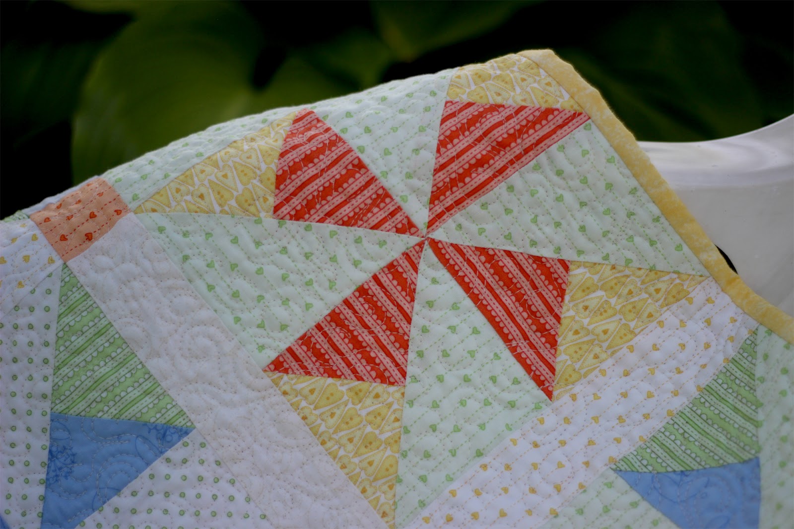 лоскутный блок вертушка. блок вертушка пэчворк разрезалки. вертушка в пэчворке. лоскутный блок вертушка. пэчворк вертушка.