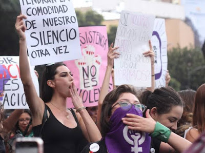 Fotografía de marcha de mujeres feministas