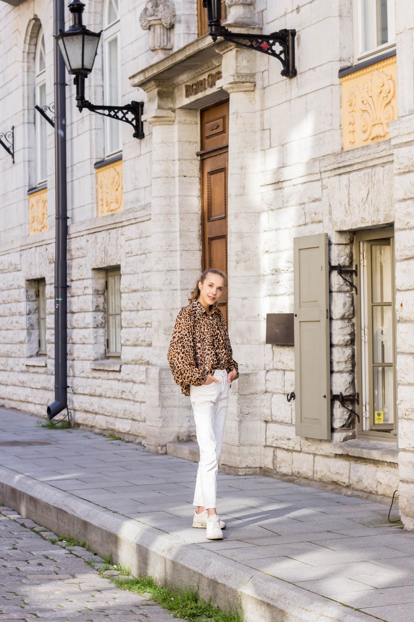 Leopard print top and white jeans outfit - Asu leopardipaidan ja valkoisten farkkujen kanssa