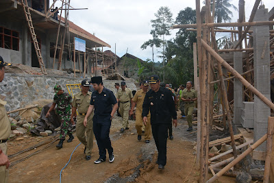 Relokasi SDN I Bendoroto Mulai Berdiri, Emil Dardak Tinjau