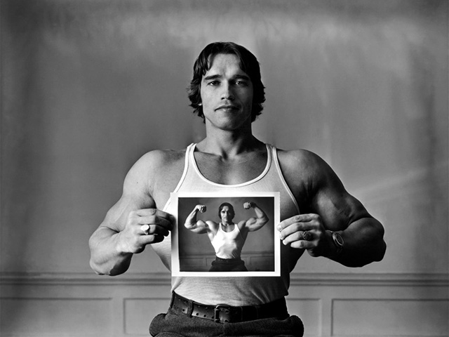 Arnold Schwarzenegger em 1977. Foto: Elliott Erwitt