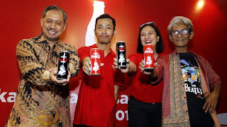 Mahasiswa jurusan Manajemen dari Universitas Negeri Solo (UNS) terlihat sedang berpose dengan sang Guru, Pak Wedha Abdul Rasyid, 65, (Paling Kanan), saat jumpa pers dengan Harian Kompas (28/06/2016).