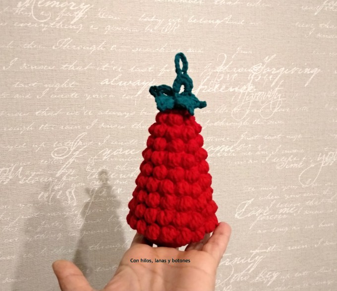 Con hilos, lanas y botones: Árbol de Navidad de ganchillo en punto bobble (patrón gratis)