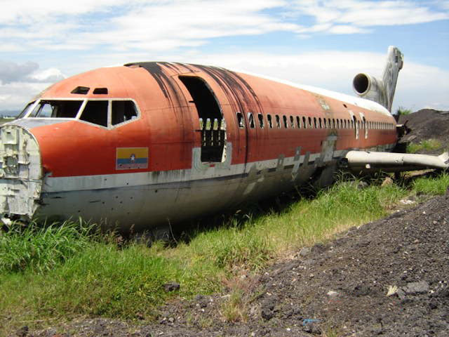 foto de um avião velho