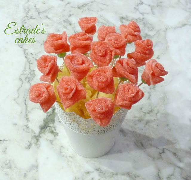 rosas de chuches para mesa dulce 1