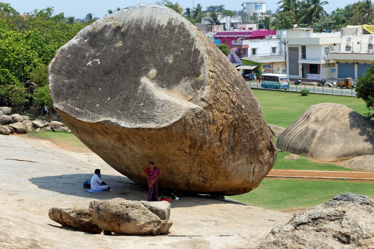 Камень находящийся на воздухе. Камень Кришны в Махабалипурам. Камень Куммакиви Финляндия. Масляный шар Кришны. Балансирующий камень Куммакиви.