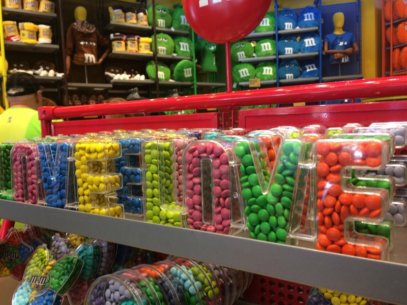 HOW-TO-CELEBRATE-BIRTHDAY-LAS-VEGAS-MMS-WORLD-CANDY-MARS-FUN-TO-DO-RAINBOW-CUSTOM-MMS-LOVE