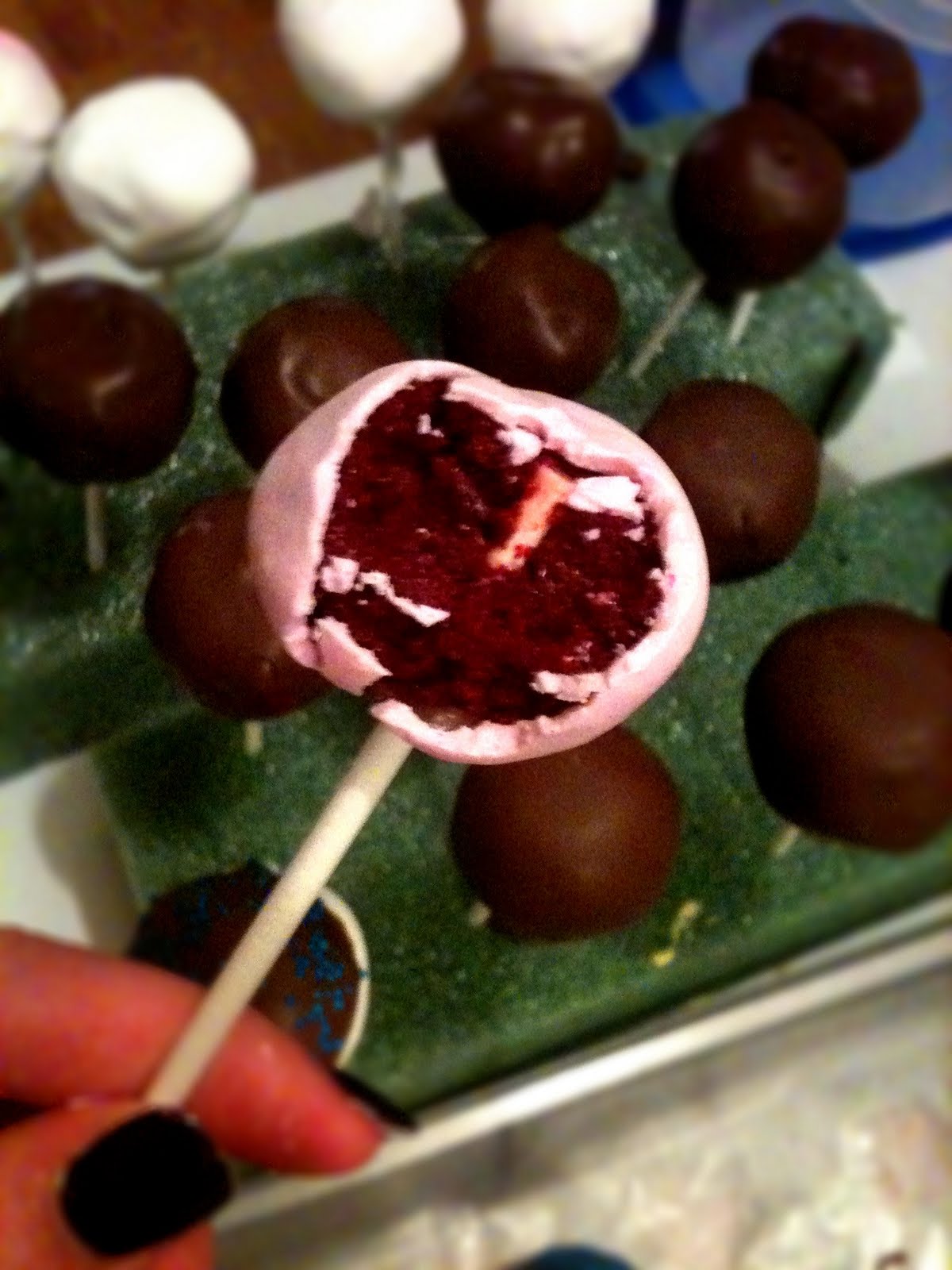 I can&amp;#39;t believe I ate the whole thing: Simple Cake Pops - Red Velvet!