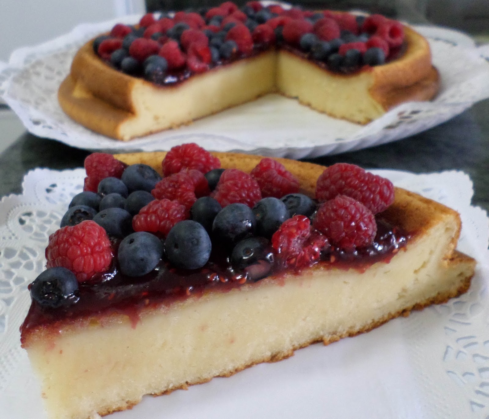 Mi pastelería Bizcocho de queso con mermelada de frambuesa y frutos rojos Mi pastelería Bizcocho de queso con mermelada de frambuesa y frutos rojos