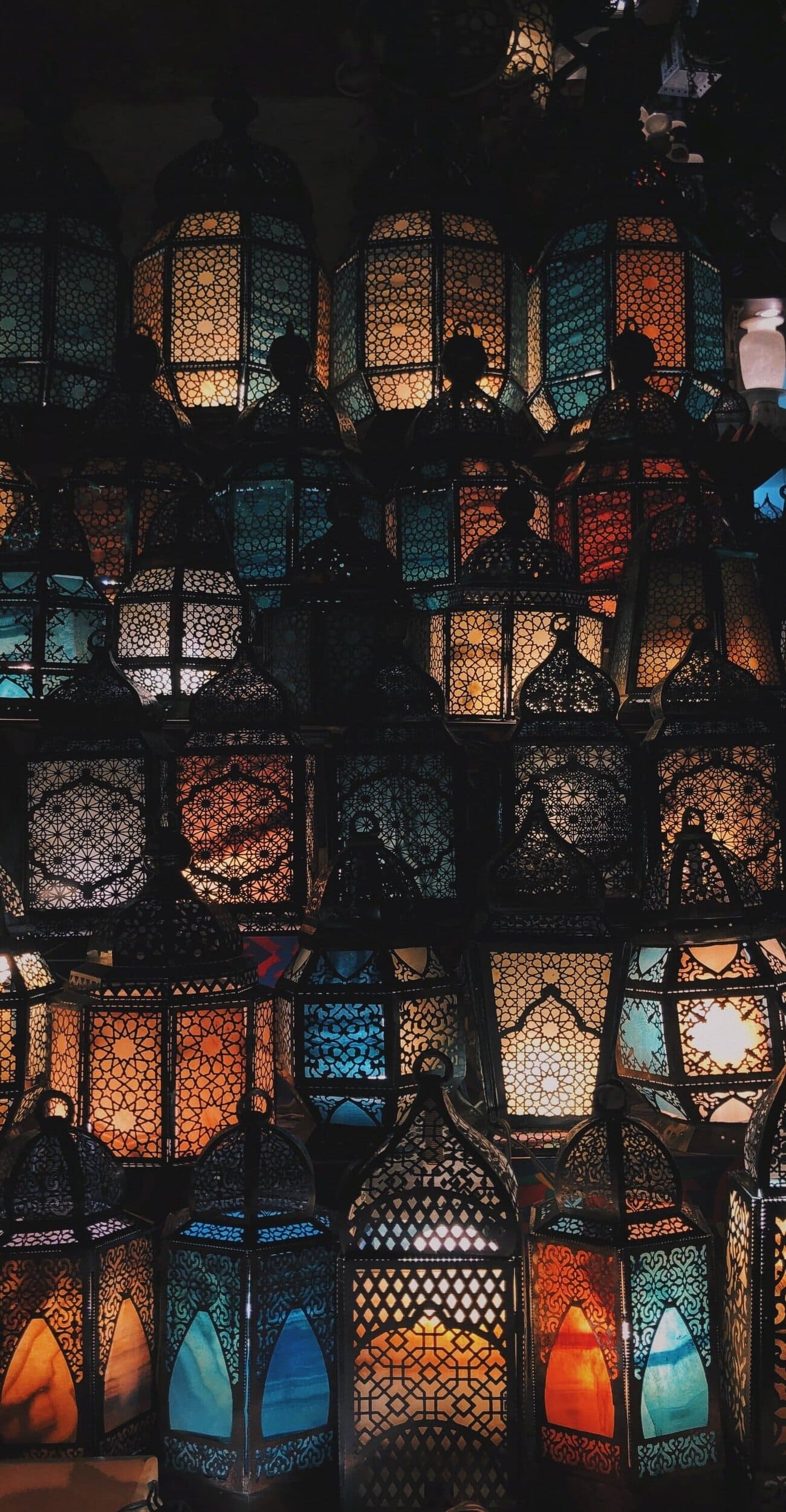 خلفية مجموعة من فوانيس رمضان ملونة بدقة 4K للايفون