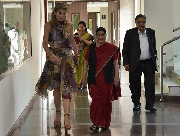 Queen Maxima met with External affairs minister Sushma Swaraj at the building of Ministry of Foreign Affairs. Taj Mahal Palace Hotel. Queen wore Natan dress