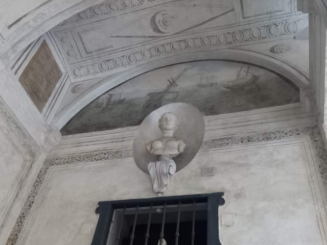 Buste sculpté à l'intérieur du hall du Palazzo Podestà