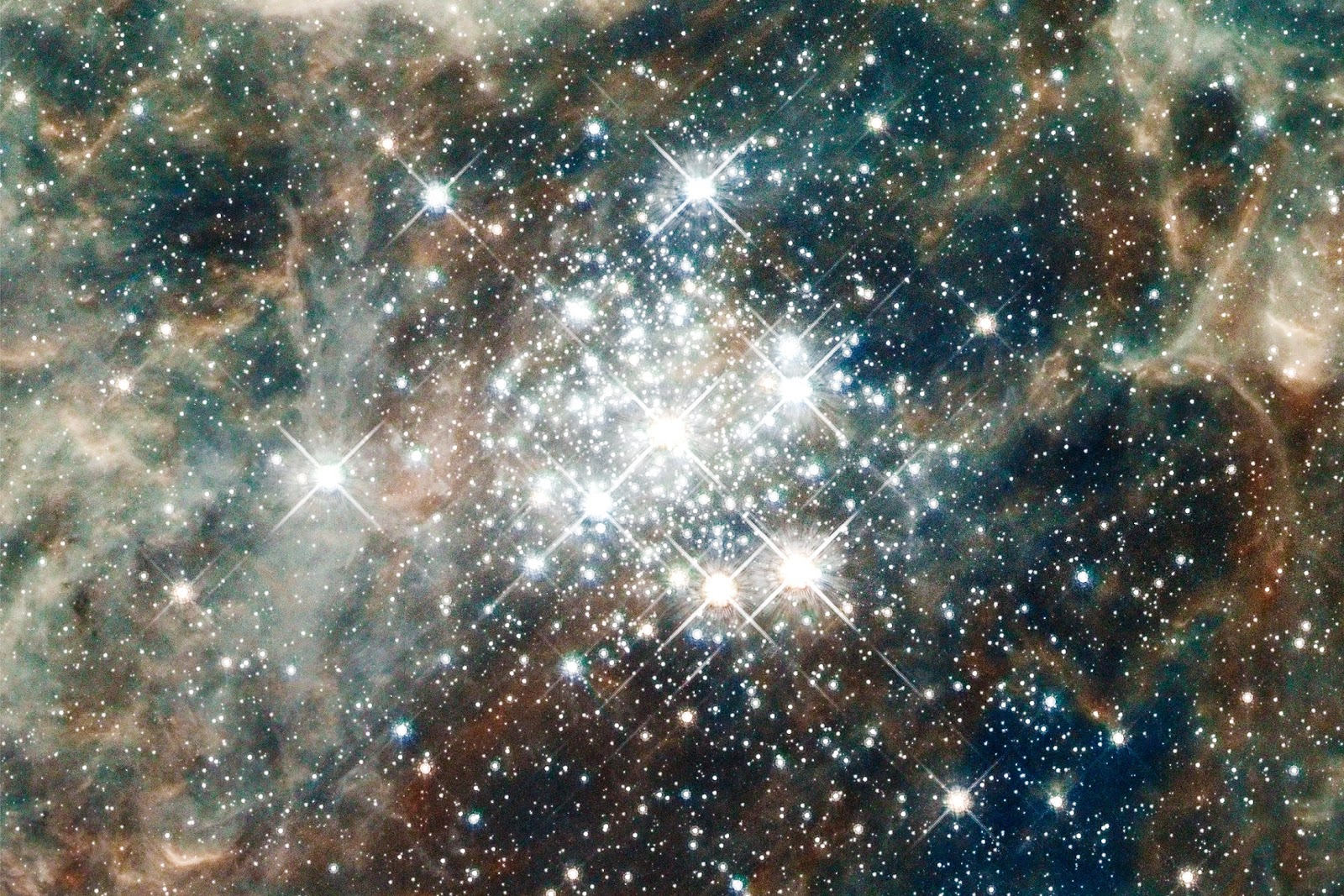 Звезды сток. Звездное скопление r136. Скопление r136. Телескоп Хаббл. Звездные скопления в телескоп Хаббл.