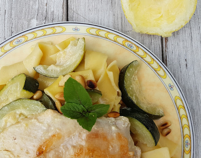 Rezept: Hähnchenschnitzel in milder Zucchini-Zitronensauce. Die Hähnchen- oder Puten-Schnitzel samt milder Zitronen-Zucchini-Sauce ergeben eine leichte Mahlzeit für den Sommer.