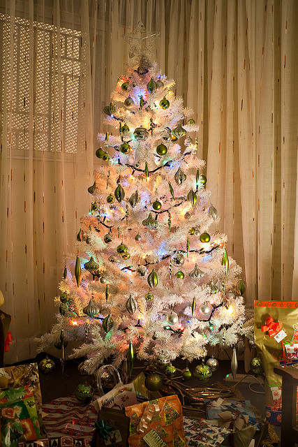 Künstliche Weihnachtsbäume in Weiß schmücken - festliche Ideen