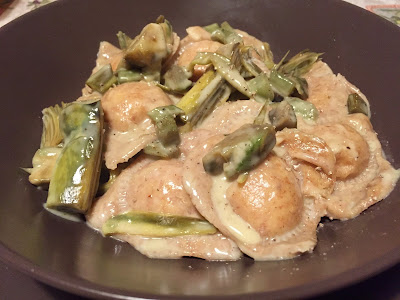 ravioli di farro ripieni di salmone affumicato con salsa ai carciofi