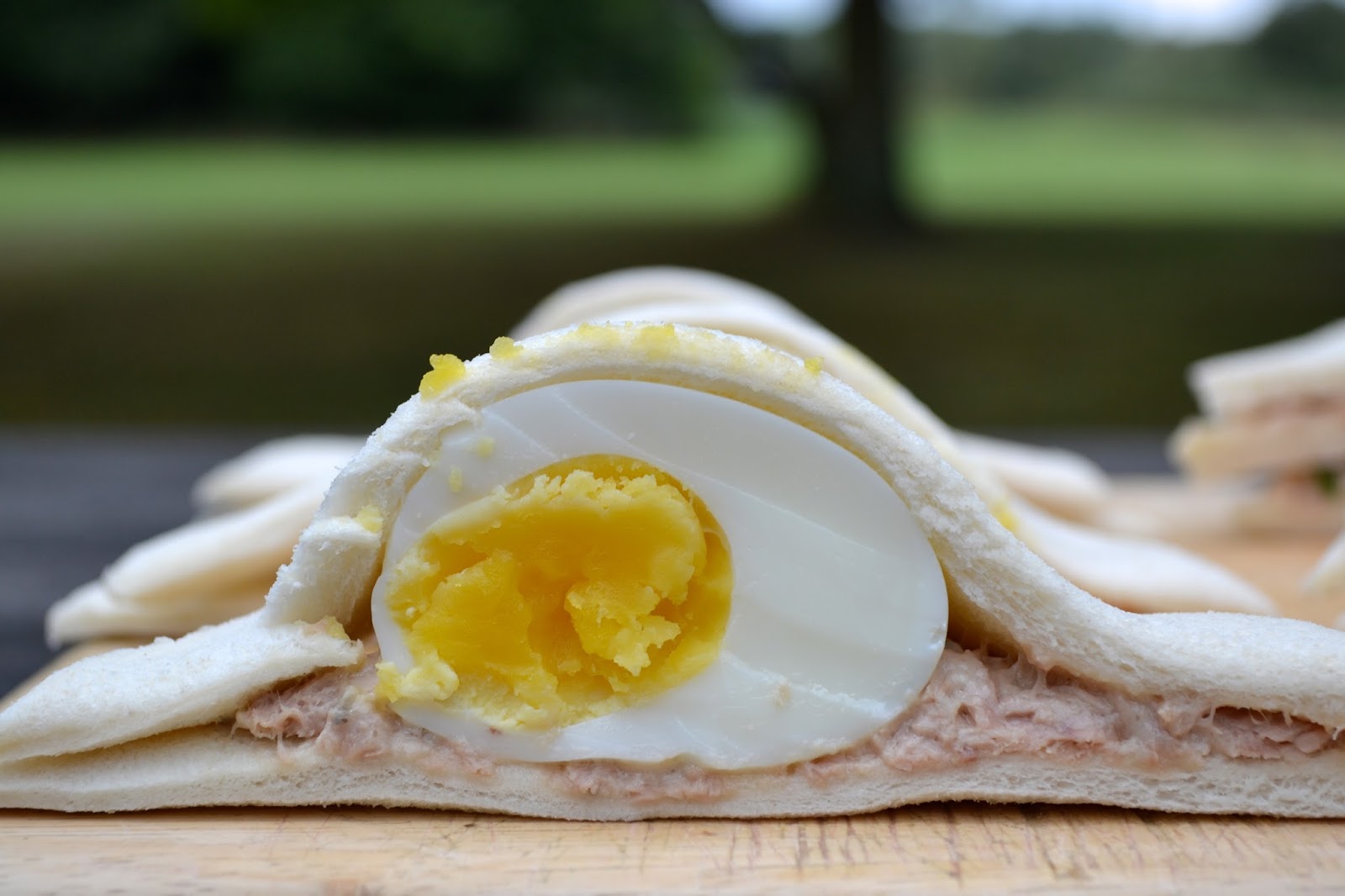 clubzimmer: Tramezzini mit Thunfisch-Gorgonzola Aufstrich und Ei