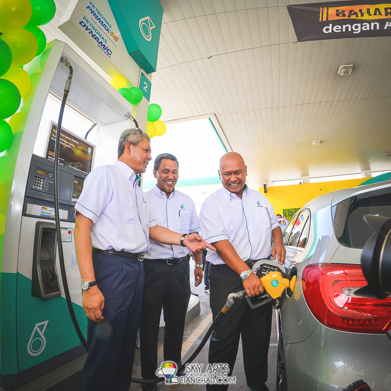 PETRONAS VIPs help consumer pump in the new PETRONAS PRIMAX 95 fuel
