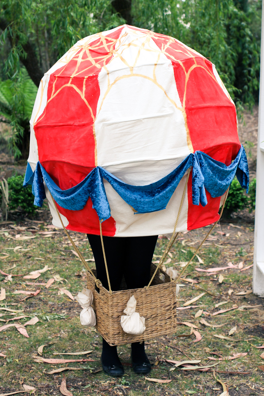 Halloween Costume Around the World in 80 Days, Balloon. Finding Femme