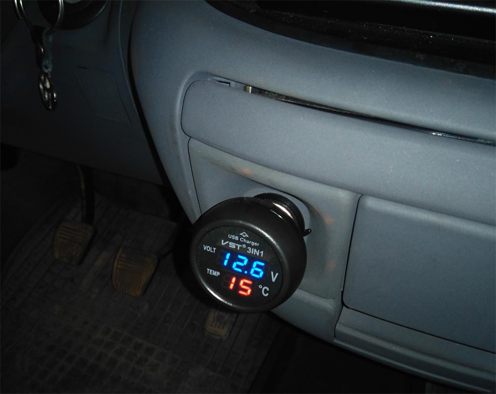 The cigarette lighter has its own fuse in the Previa.