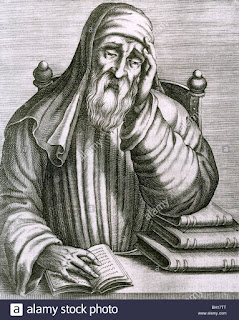 BIOGRAFIA: Lucio Mestrio Plutarco, también conocido como Plutarco de Queronea (Queronea -hoy desaparecida-, Grecia, 46 o 50 - Delfos, Grecia, 120), fue un historiador, biógrafo, ensayista y filósofo moralista griego.  Plutarco nace en la región griega de Beocia, probablemente durante el gobierno del emperador romano Claudio. Realizó muchos viajes por el mundo mediterráneo, incluyendo uno a Egipto y dos viajes a Roma. Gracias a la capacidad económica de sus padres, Plutarco estudió filosofía, retórica y matemáticas en la Academia de Atenas sobre el año 67.  Algunos de sus amigos fueron muy influyentes, incluyendo a Soscio Senecio y a Fundano, ambos importantes senadores y a los cuales dedicó algunos de sus últimos escritos. La mayor parte de su vida la pasó en Queronea, donde fue iniciado en los misterios del dios griego Apolo. Sin embargo, sus obligaciones como el mayor de los dos sacerdotes de Apolo en el Oráculo de Delfos (donde era el responsable de interpretar los augurios de la o las pitonisas del oráculo) ocupaban aparentemente una parte pequeña de su tiempo. Llevó una vida social y cívica muy activa, además de producir una gran cantidad de escritos, parte de los cuales aún existen.  Más moralista que filósofo e historiador, fue uno de los últimos grandes representantes del helenismo durante la segunda sofística, cuando ya tocaba a su fin, y uno de los grandes de la literatura helénica de todos los tiempos.