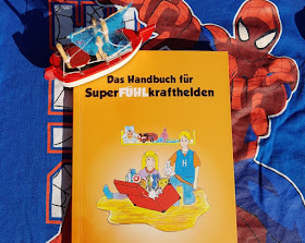 Heute ein Buch! "Henry mit den Superkräften" und "Das Handbuch für SuperFÜHLkrafthelden": Bücher für hochsensible Kinder und ihre Eltern. Dieses Handbuch bietet wertvolle Tipps und Hilfestellungen für alle, die von Hochsensibilität (HSP) betroffen sind.