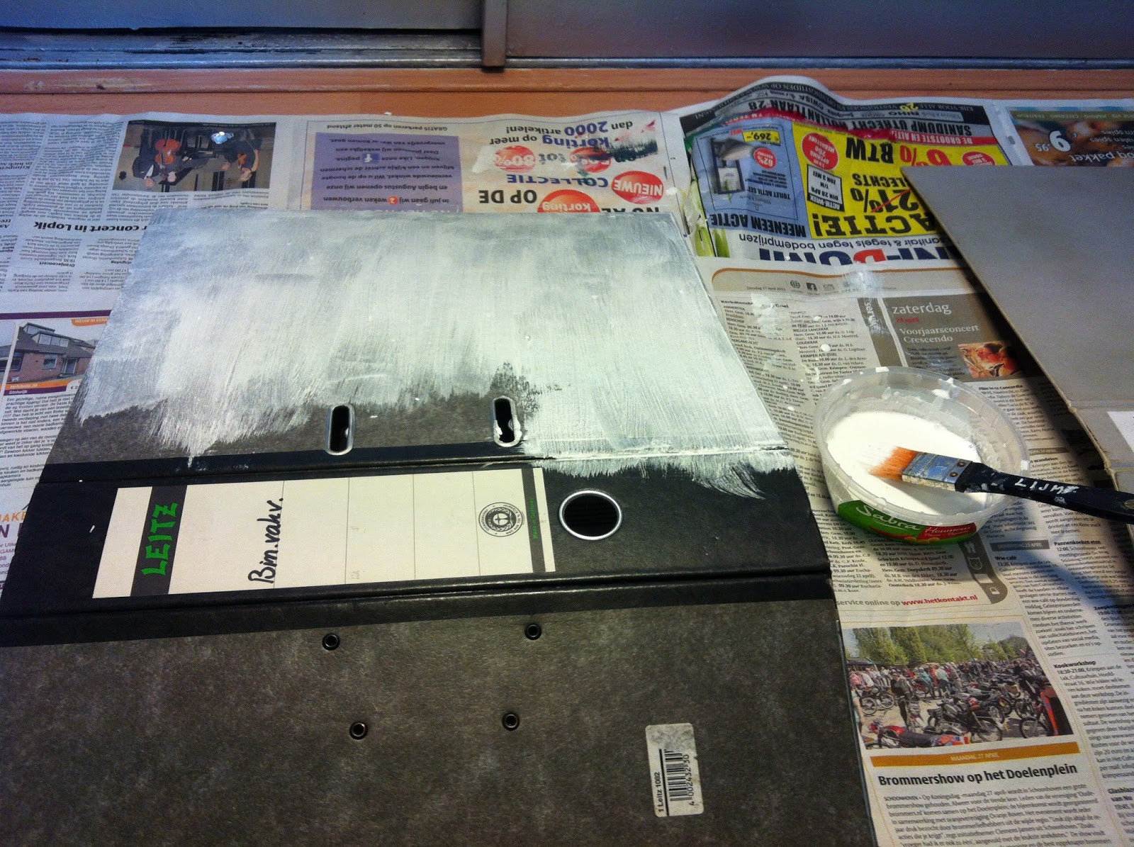 The Crafty Swede Painting folders with acrylic