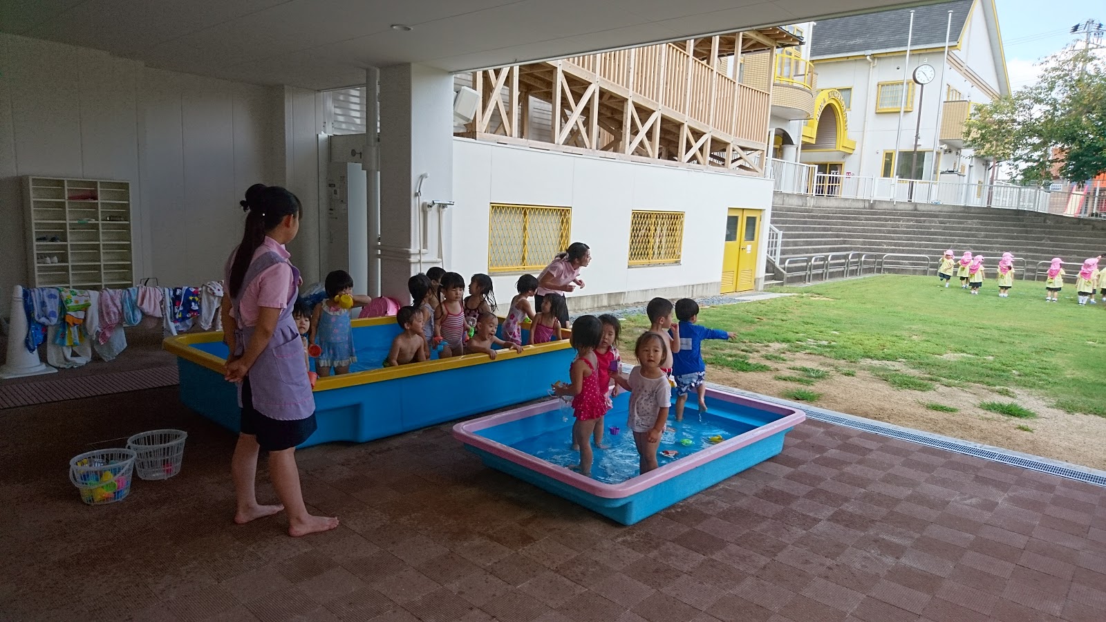 せいか幼稚園blog ２歳児すずらん組 プール遊び
