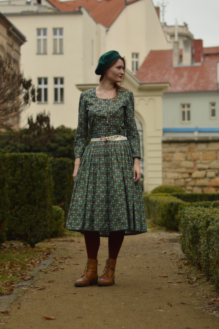 handmade christmas dress, georgiana quaint, green dress and beret, tonak beret, white christmas