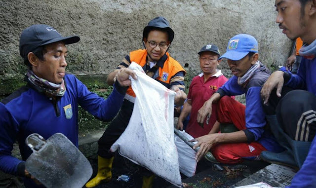 Anies Baswedan Grebeg Sampah