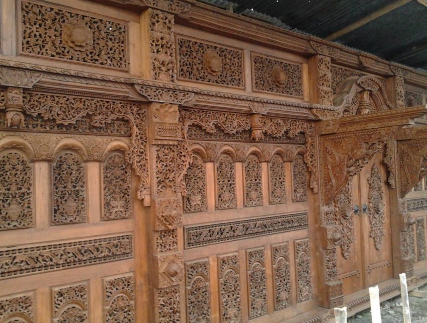 Indonesia Tourism Rumah Adat Kudus, Seni Ukir Kayu Jati Penuh Pesona jpg (849x642)
