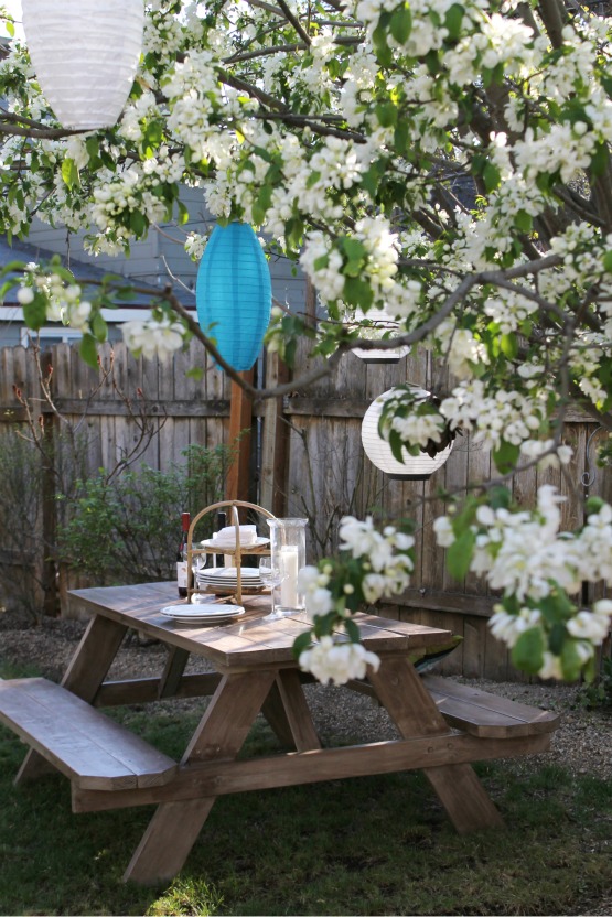 How to give a weathered look to a budget friendly picnic table